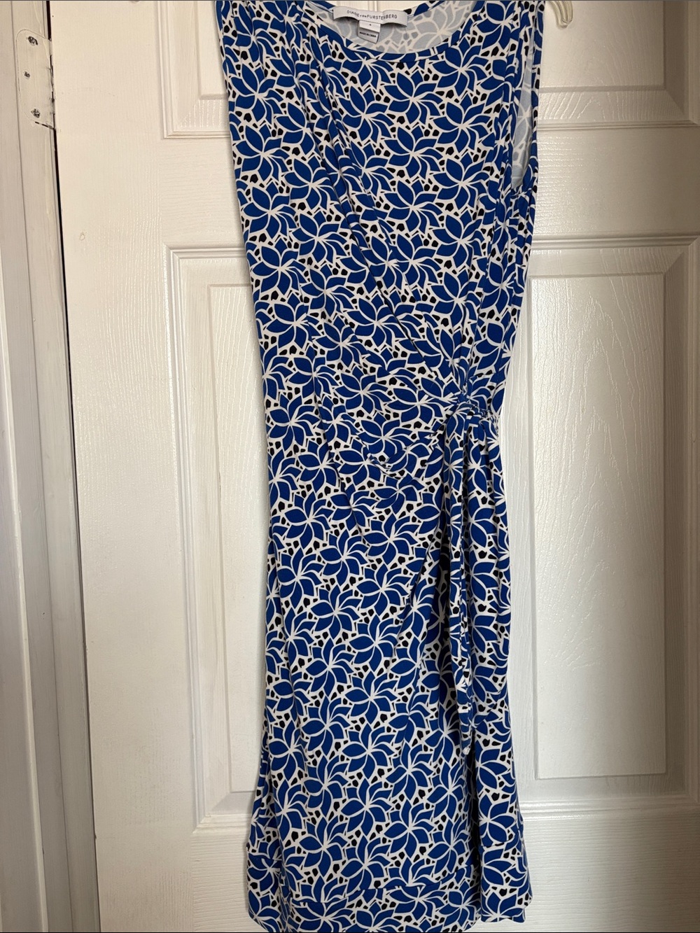 Diane Von Firstenberg Sleeveless Blue & White stretch Floral Sheath Dress